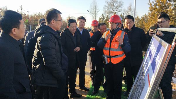 榆林市政協(xié)副主席、政府秘書長(zhǎng)、科創(chuàng)新城管委會(huì)主任趙志平一行蒞臨科創(chuàng)新城市政一期工程N(yùn)1項(xiàng)目指導(dǎo)工作