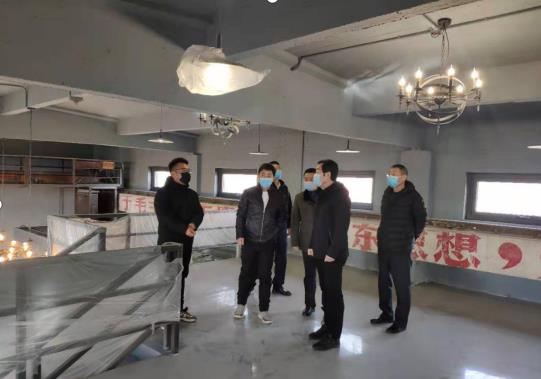 銅川礦務局執(zhí)行董事劉水利到王石凹工業(yè)遺址項目檢查綠宇公司第二項目部防疫工作