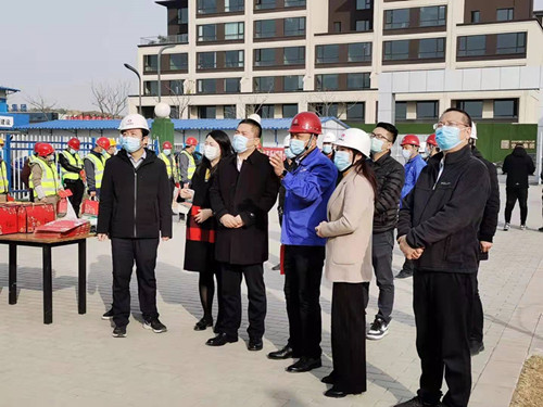 空港新城管理委員會(huì)副主任胡新建走訪慰問(wèn)空港PPP項(xiàng)目就地過(guò)年職工