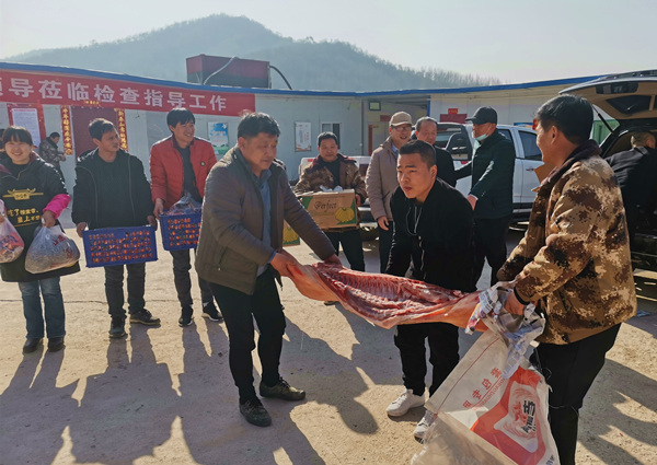 陜煤建設(shè)礦建三公司大年初一送“福”到工地！