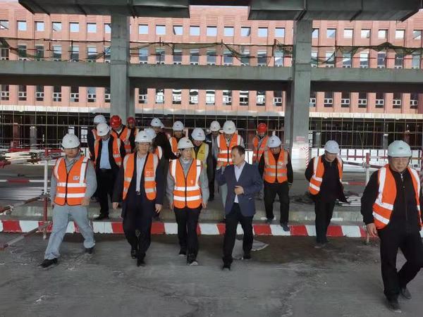 陜煤建設(shè)銅煤公司承建的榆林化學(xué)廠前區(qū)現(xiàn)場(chǎng)迎來(lái)了同行業(yè)單位參觀指導(dǎo)