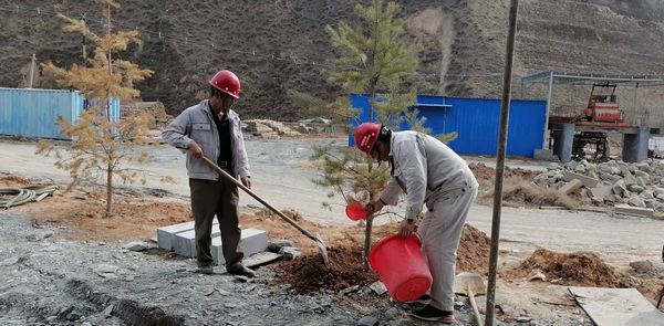 陜煤建設(shè)天工公司安裝三部開展“綠色施工、美化家園”義務(wù)植樹活動(dòng)