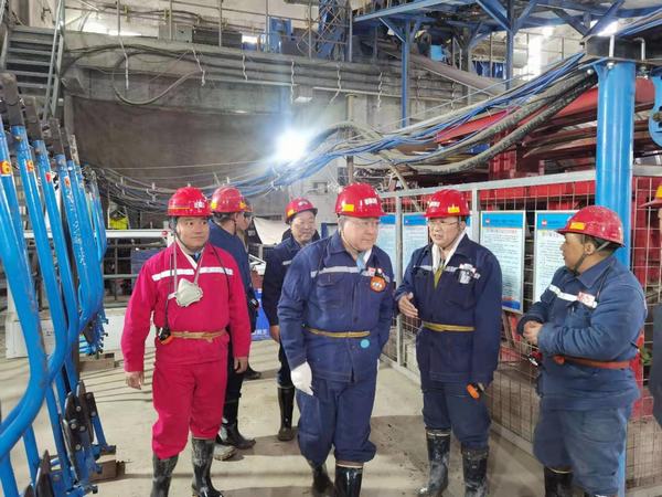 延能集團(tuán)黨委副書記、總經(jīng)理李斌一行赴陜煤建設(shè)礦建二公司車村項(xiàng)目部調(diào)研