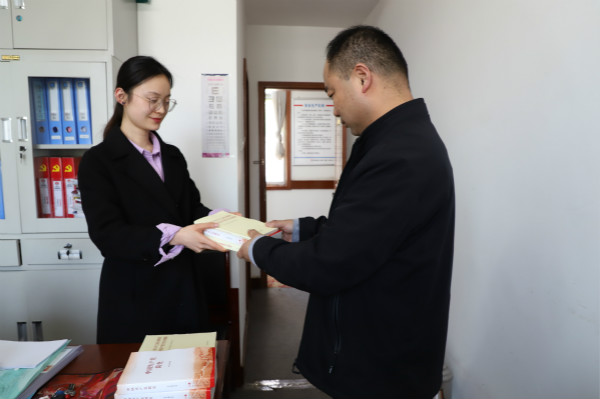 陜煤建設(shè)漢中分公司為黨員發(fā)放黨史書籍 夯實(shí)理論根基