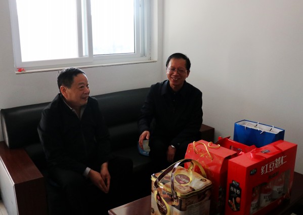 陜煤建設(shè)澄合分公司“五一”前夕走訪慰問勞動模范