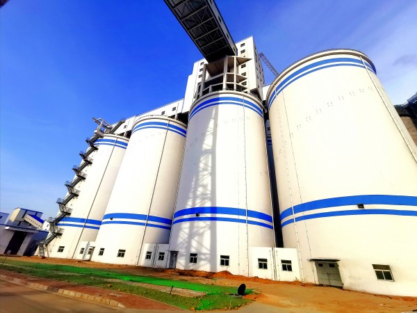 同舟共濟(jì)揚(yáng)帆起，乘風(fēng)破浪萬里航