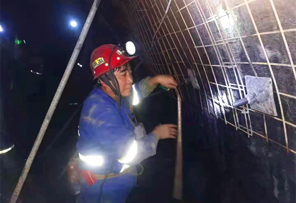 奉獻(xiàn)不言苦，追求無止境