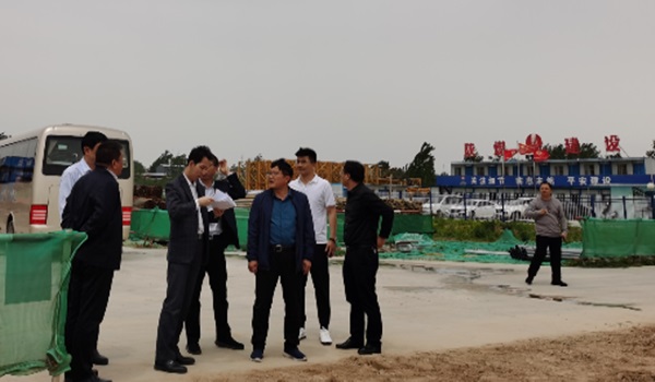 許昌市政府辦公室主任郭圣琦一行蒞臨河南龐源塔式起重機(jī)項(xiàng)目進(jìn)行調(diào)研指導(dǎo)工作