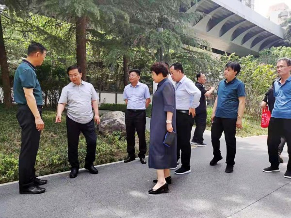 山西省運(yùn)城市萬(wàn)榮縣政府一行深入陜煤建設(shè)澄合分公司承建的西安建工路綠道公園進(jìn)行考察