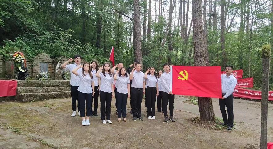 陜煤建設(shè)綠宇公司： 走進(jìn)文家烈士陵園 重溫入黨誓詞