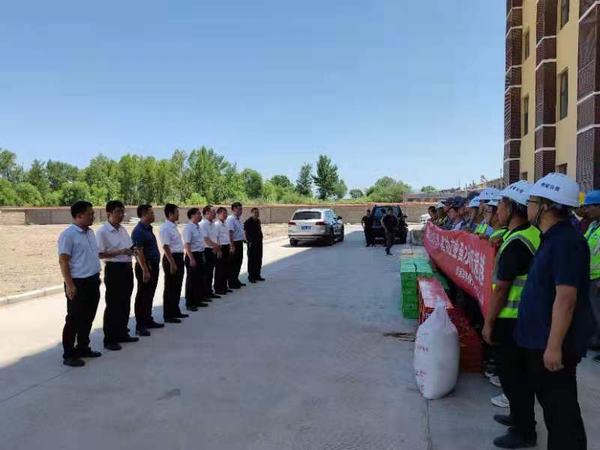 靖神鐵路公司黨委副書記、董事長陳俊濤為陜煤建設(shè)銅煤公司第八項目部靖神鐵路孟家灣機(jī)輛中心項目干部職工等送清涼