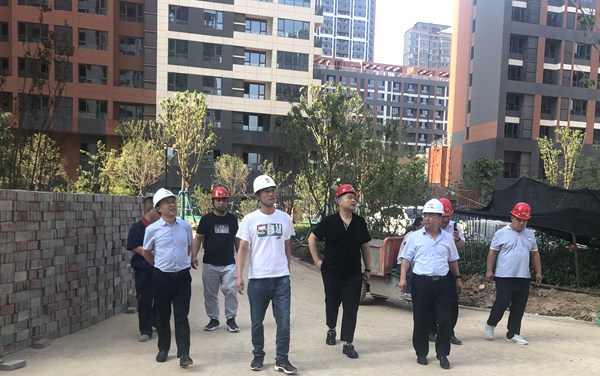 陜西煤業(yè)化工實業(yè)集團(tuán)有限公司黨委副書記、總經(jīng)理劉文一行到藍(lán)山水岸項目進(jìn)行調(diào)研