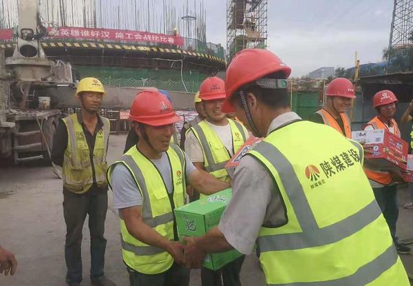 陜煤建設(shè)銅煤公司第二十一項(xiàng)目部開展慰問一線勞務(wù)工人為施工會(huì)戰(zhàn)助力加碼