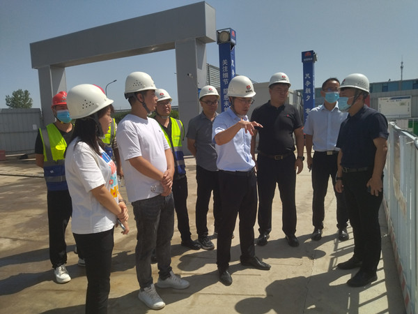 灃西新城黨委委員、管委會副主任薄磊一行蒞臨陜煤建設(shè)咸陽分公司承建的灃西新城第五學(xué)校項(xiàng)目調(diào)研指導(dǎo)工作