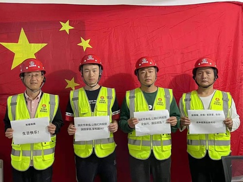 我和國旗合個影，曬出濃濃愛國情！