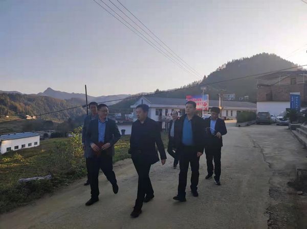 陜煤集團(tuán)紀(jì)委督導(dǎo)組深入建設(shè)集團(tuán)定點幫扶村開展督導(dǎo)調(diào)研