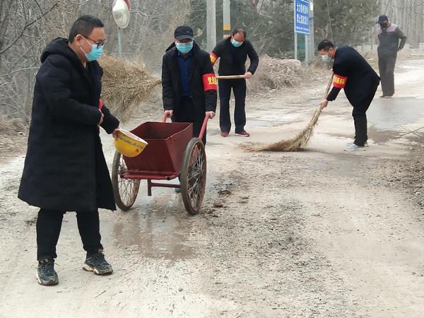 陜煤建設(shè)銅煤公司基層黨員服務(wù)隊清掃馬路服務(wù)群眾暖心路