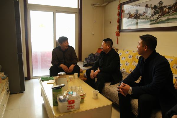 陜煤建設銅煤公司黨政領導春節(jié)前夕看望慰問困難職工