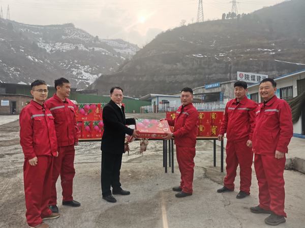 陜煤建設礦建二公司開展春節(jié)送溫暖 慰問進基層活動