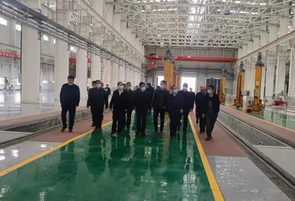 陜煤集團(tuán)陜西鐵路物流集團(tuán)黨委書(shū)記、董事長(zhǎng)趙國(guó)智蒞臨靖神鐵路孟家灣站機(jī)輛中心檢查指導(dǎo)工作