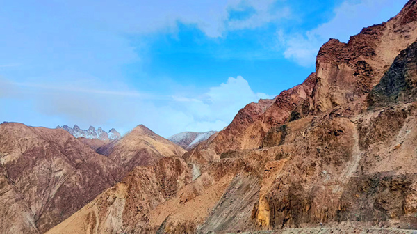 祁連山的風(fēng)，不小心打翻了春的調(diào)色板