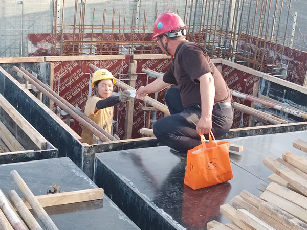 陜煤建設(shè)澄合分公司第十一項(xiàng)目部為奮斗在一線的工人送清涼