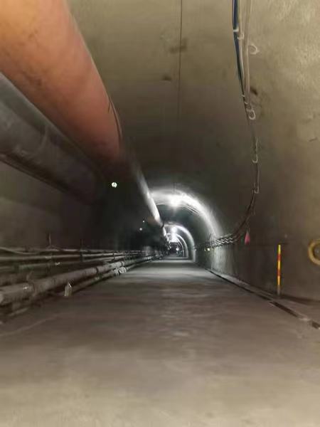 陜煤建設礦建二公司第二項目部地坪水溝施工駛?cè)搿翱燔嚨馈?></div>
                                <div   id=