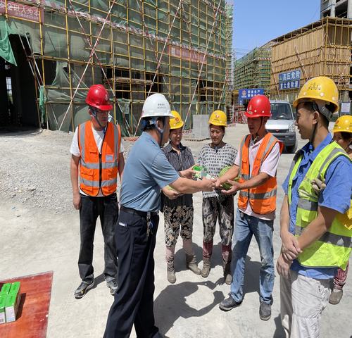 陜煤建設(shè)西北分公司開(kāi)展“高溫慰問(wèn)送清涼，情系基層暖人心”活動(dòng)