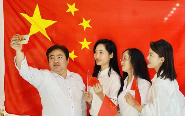 陜煤建設(shè)項(xiàng)目開(kāi)發(fā)公司：“與國(guó)旗合影，身披榮光 ”