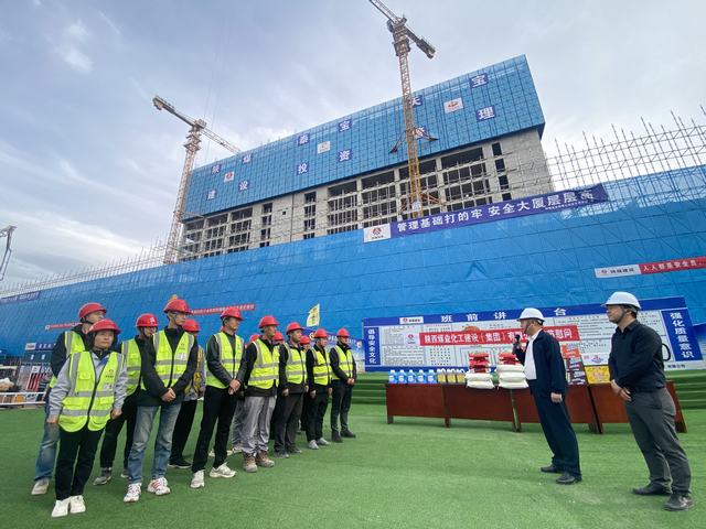 陜煤建設(shè)銅煤公司：行走一線鼓干勁 節(jié)日慰問(wèn)不打烊