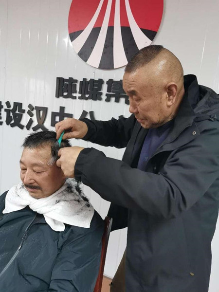 陜煤建設(shè)漢中分公司第五項目部開展愛心義剪活動