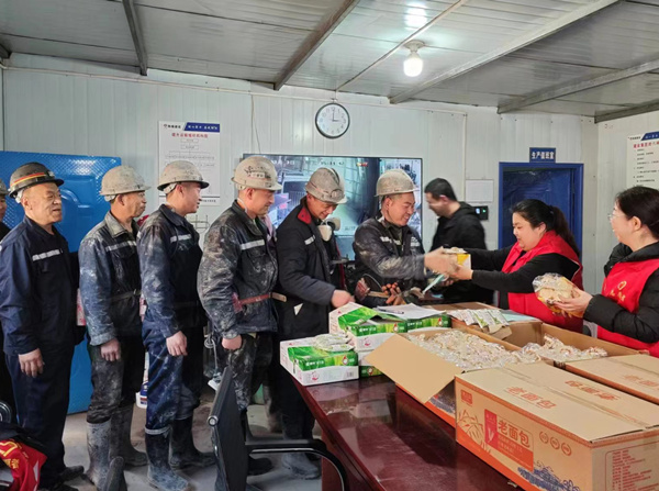 陜煤建設(shè)礦建三公司：當(dāng)“三八節(jié)”遇上“雷鋒日”，綻放最美志愿紅