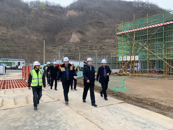 陜西彬長集團(tuán)有限公司董事長、黨委書記一行蒞臨陜煤建設(shè)天工公司承建的儲(chǔ)煤倉工地檢查指導(dǎo)工作