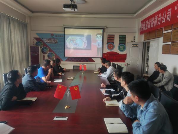 陜煤建設(shè)路橋分公司靖神鐵路項(xiàng)目部組織開展“5.12”防災(zāi)減災(zāi)科普宣傳活動(dòng)