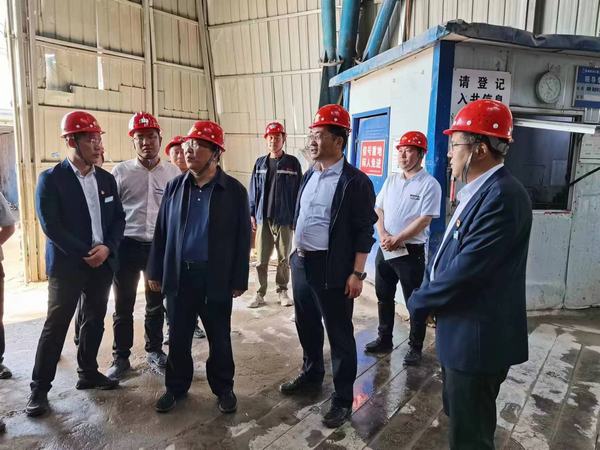 陜煤股份有限公司常務(wù)副總經(jīng)理李孝波、彬長礦業(yè)有限公司總經(jīng)理焦小年蒞臨陜煤建設(shè)礦建二公司第一項目部檢查指導(dǎo)工作