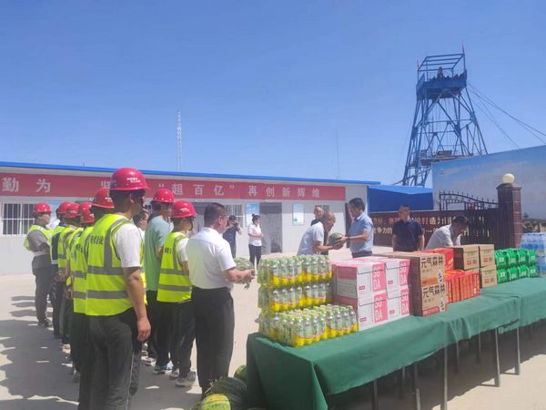 陜西彬長文家坡礦業(yè)董事長徐景果深入施工一線慰問職工