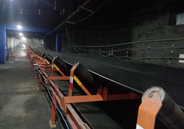 陜煤建設(shè)機(jī)電安裝公司神府項(xiàng)目部順槽膠帶機(jī)順利試運(yùn)轉(zhuǎn)