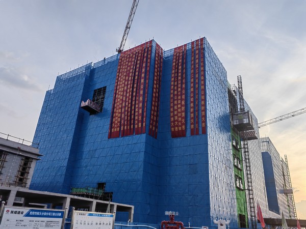 陜煤建設(shè)銅煤公司承建的巨靈科研服務(wù)中心項目主樓順利封頂