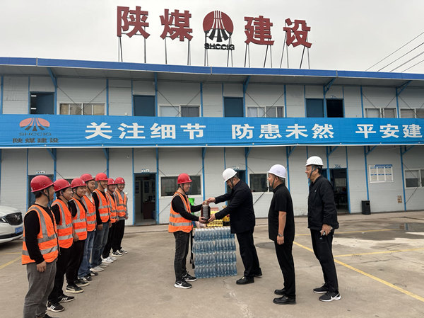 慰問(wèn)暖人心 關(guān)愛(ài)鼓干勁