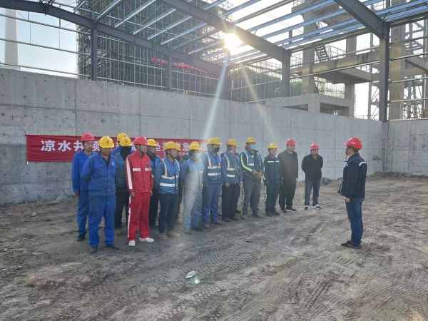 陜煤建設(shè)機(jī)電安裝公司涼水井項(xiàng)目部開展高處墜落演練活動