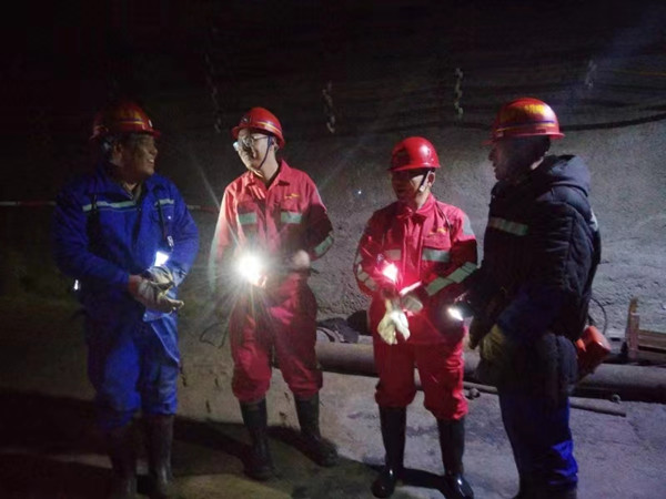 陜煤建設(shè)機(jī)電安裝公司黨政工春節(jié)深入一線檢查指導(dǎo)工作看望堅守崗位職工