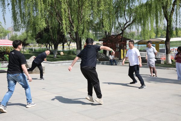 陜煤建設(shè)路橋分公司舉辦“迎五一、鼓干勁、促團(tuán)結(jié)”懷舊嘉年華趣味活動