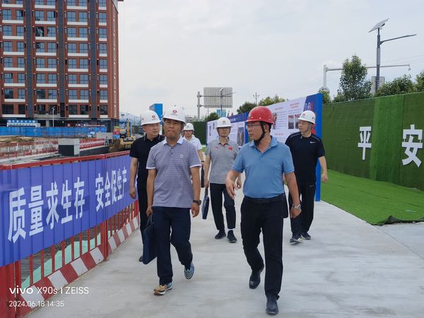 陜西省安委辦景海龍一行蒞臨陜煤建設(shè)天工公司漢陰縣實(shí)驗(yàn)中學(xué)二期項(xiàng)目檢查指導(dǎo)