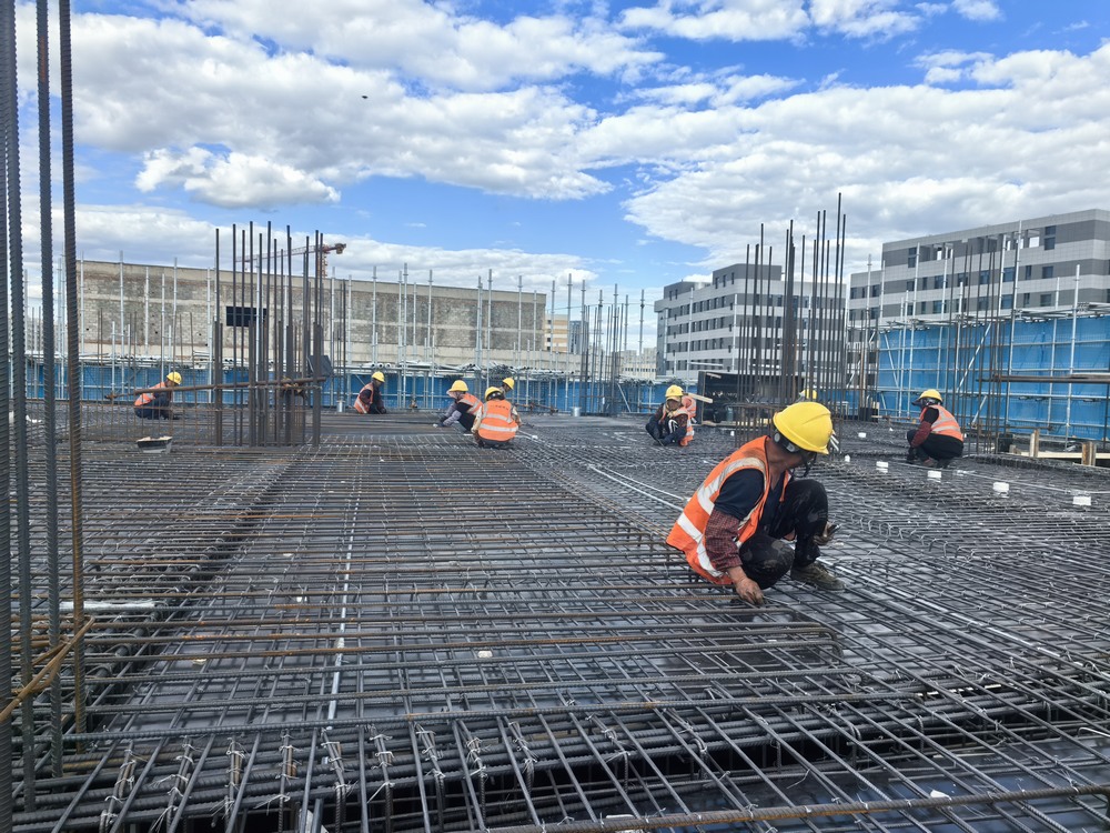 秋韻滿工地  奏響建設(shè)交響曲