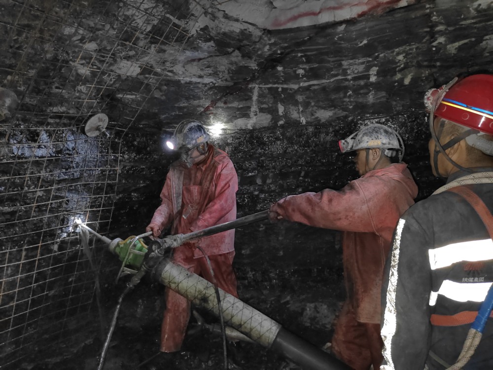 陜煤建設(shè)礦建三公司承建的貫屯煤礦西翼進(jìn)、回風(fēng)立井圓滿完成揭煤工作