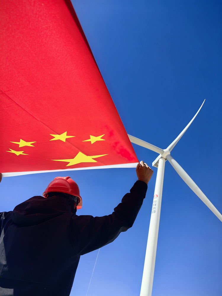 陜煤建設者與國旗合影，共筑強國夢