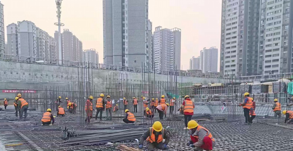 陜煤建設(shè)新龍城直屬項目部：國慶假日不打烊，熱火朝天忙生產(chǎn)