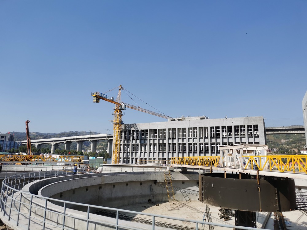 十月的磚瓦，建設的詩行