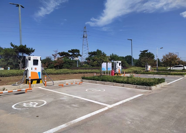 陜煤建設(shè)川耀公司：崔仙服務(wù)區(qū)充電樁安裝，為綠色出行“加油”