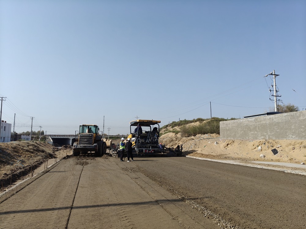 陜煤建設(shè)路橋分公司物流園區(qū)二號進(jìn)場道路大干快上，吹響項(xiàng)目建設(shè)“沖鋒號”